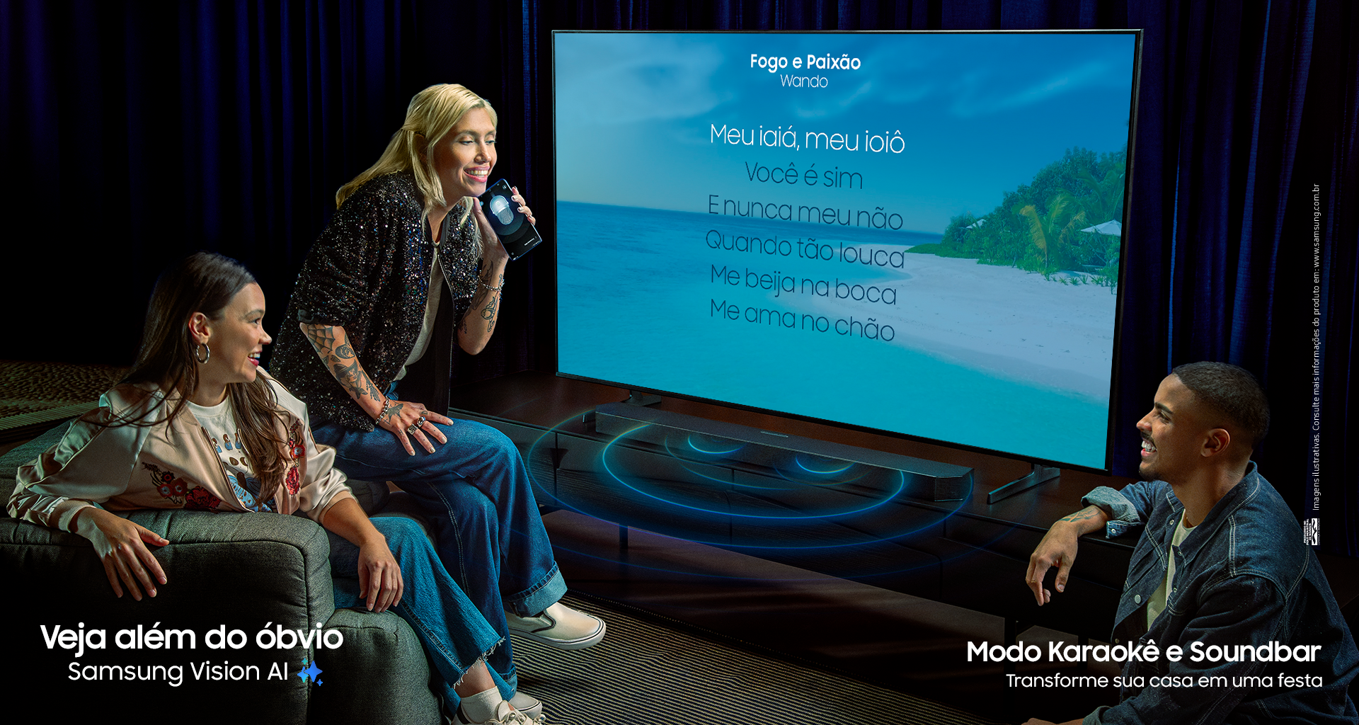 Trio em frente a uma TV da Samsung usando o smartphone como microfone e cantando no Modo Karaokê