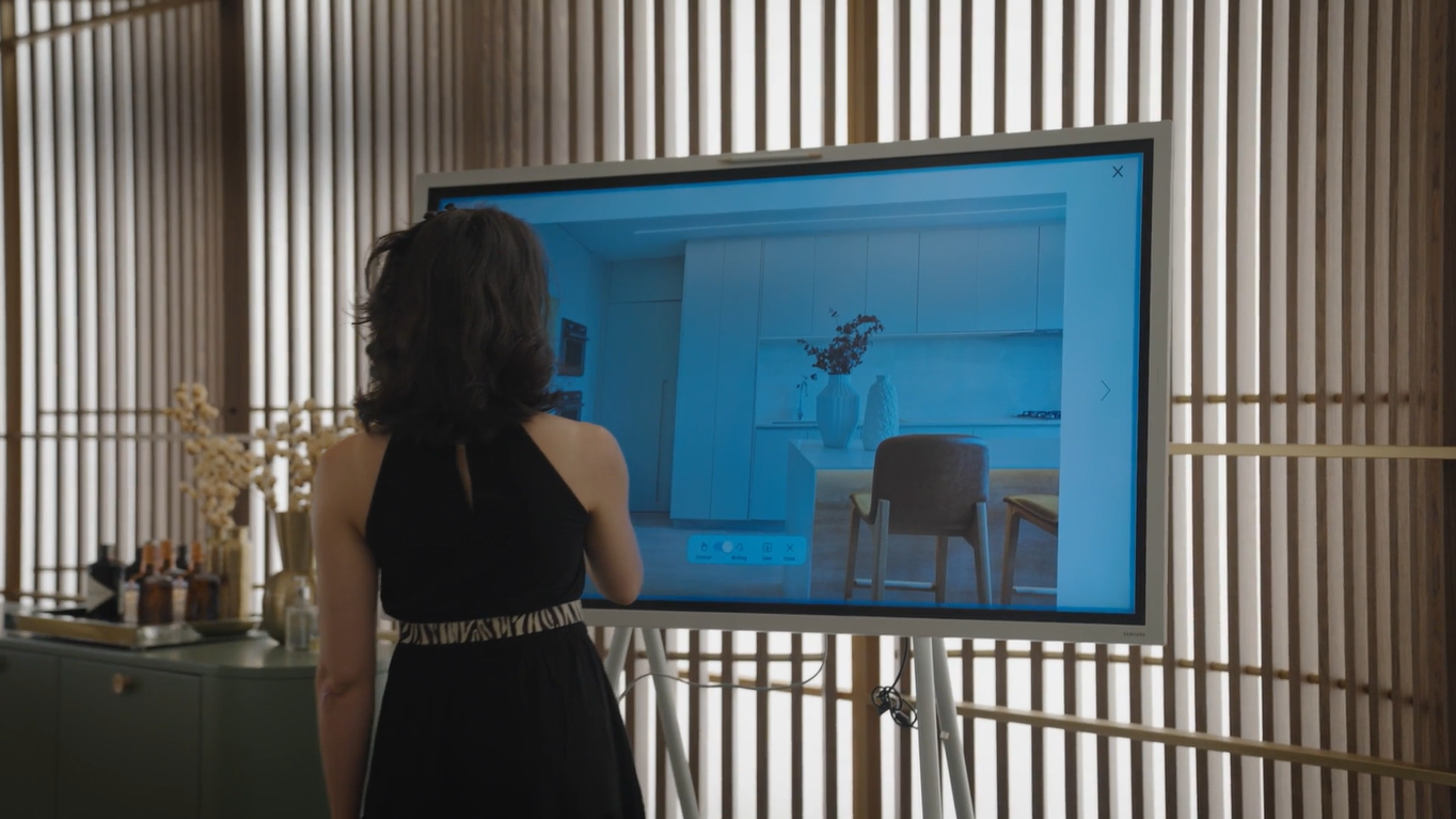 Tela interativa Samsung Flip com projeto de cozinha é observado por uma mulher de costas