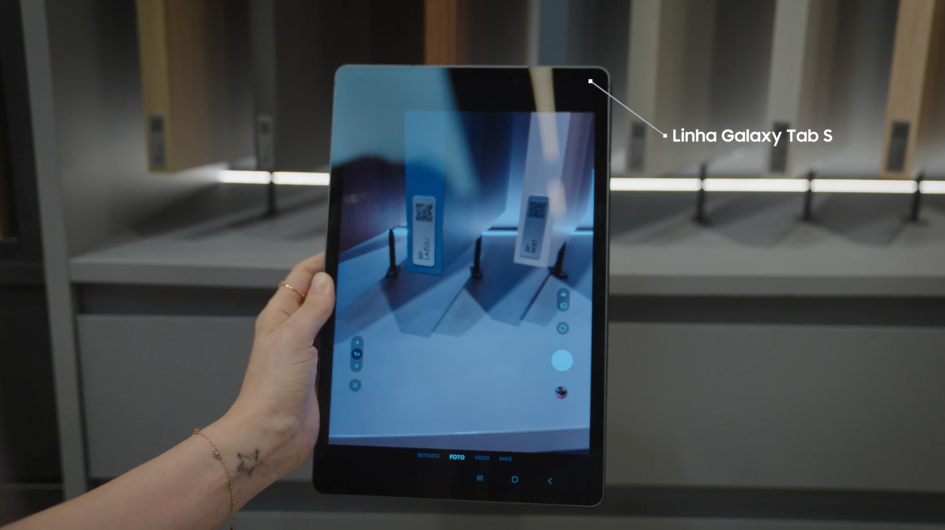 Tablet da linha Galaxy Tab S com amostra do catálogo das Empresas Todeschini