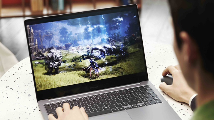 Usuário durante uma partida de jogo online usando o Galaxy Book4 Ultra