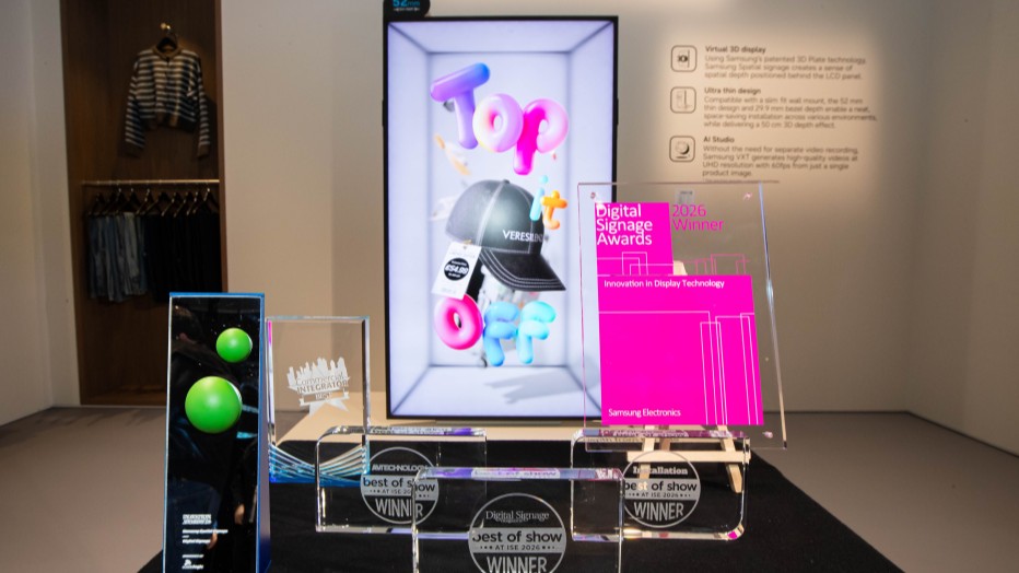 Display Samsung Spatial Signage exibindo conteúdo 3D sem óculos com efeito de profundidade em ambiente de varejo