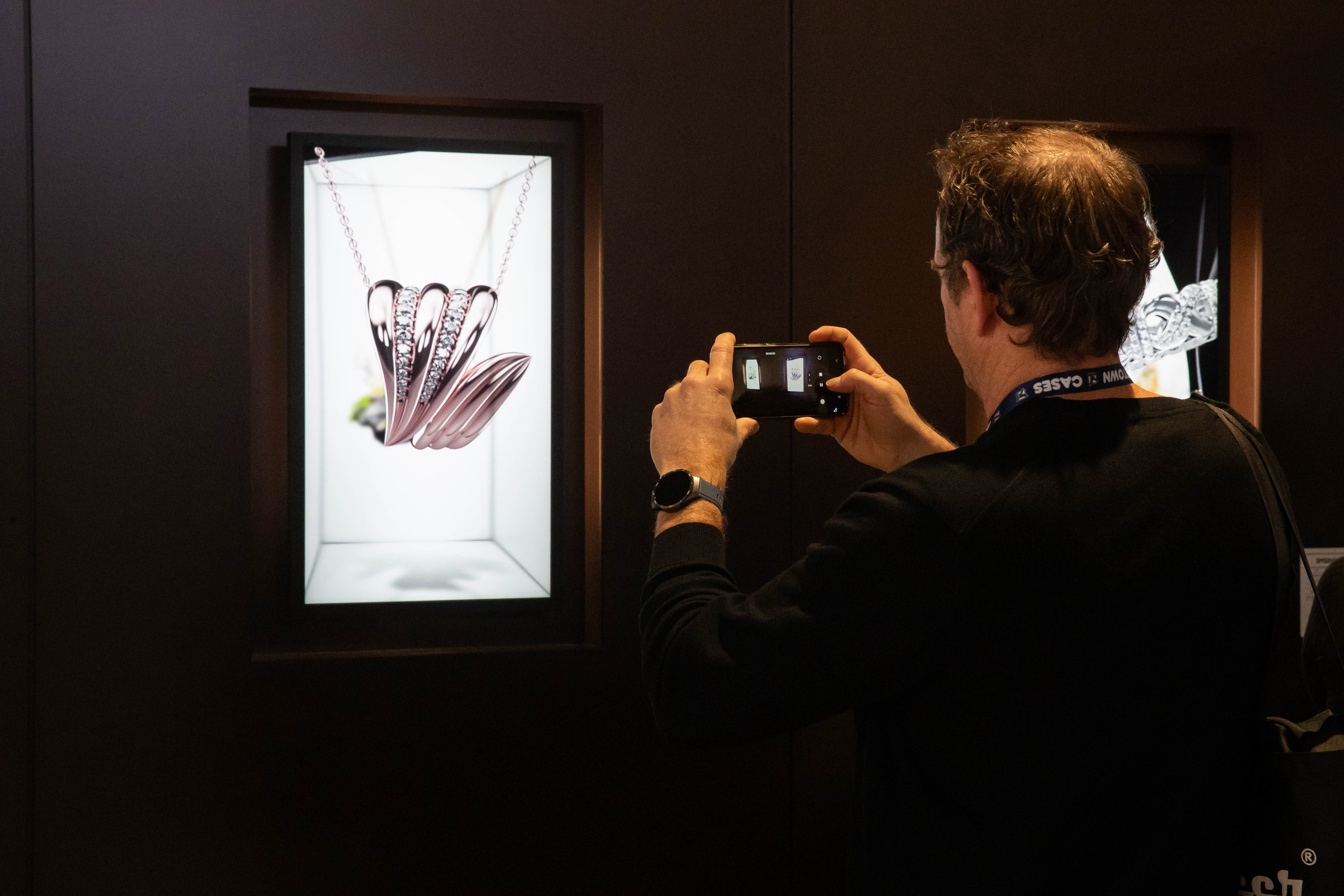 Exibição da Spatial Signage de 32 polegadas na ISE 2026