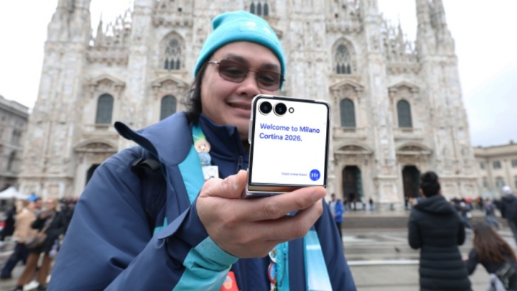 Emmanuel Mantilla Jr., que foi voluntário nos Jogos Olímpicos duas vezes consecutivas, começando em Paris, usa o recurso Intérprete para guiar visitantes de todo o mundo