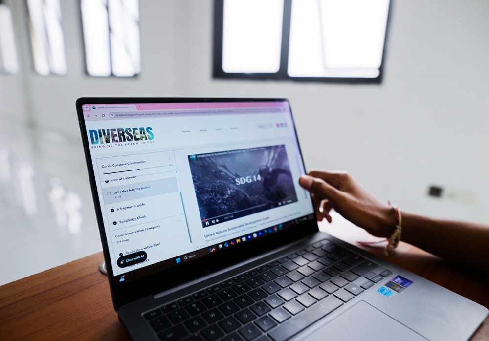 Notebook Galaxy aberto na página inicial do site do projeto Diverseas