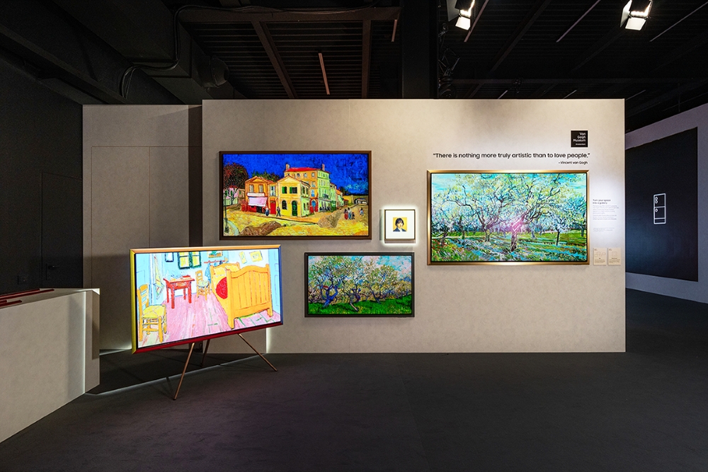 Foto da zona Artful Living da exposição 'Design is an act os Love", com TVs Samsung lifestyle exibidas na parede.