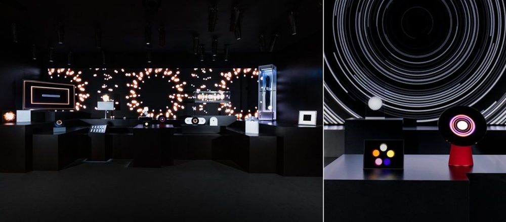 A imagem mostra duas fotos da abertura da exposição 'Design is an act os Love" apresentando múltiplos dispositivos Samsung em fundo escuro.