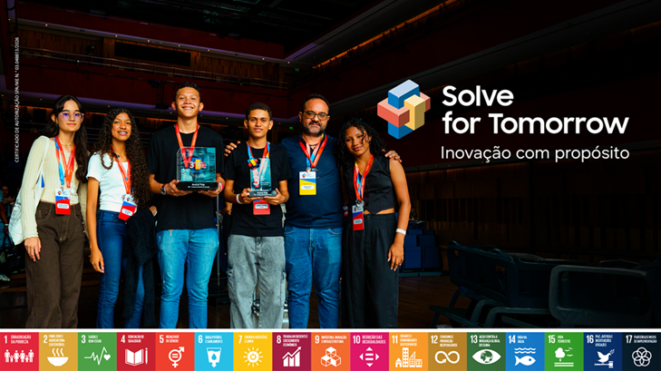 Equipe participante do Solve for Tomorrow Brasil 2025 posando com troféus durante evento de premiação