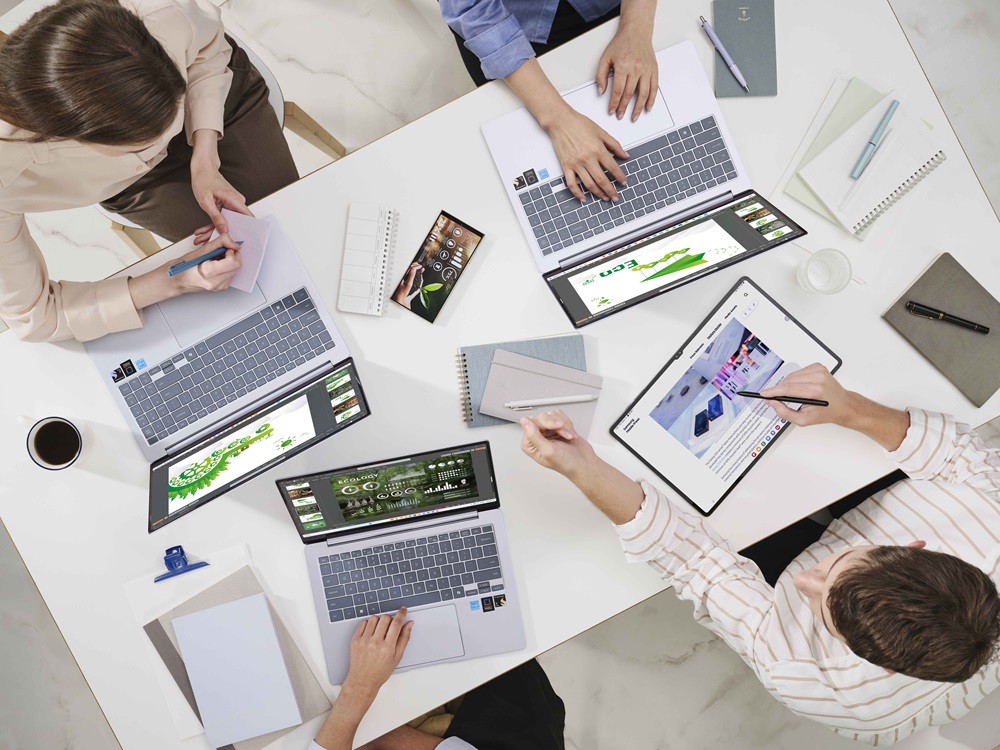 Grupo de pessoas trabalha em torno de uma mesa utilizando dispositivos do Ecossistema Galaxy.