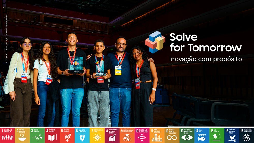 Equipe participante do Solve for Tomorrow Brasil 2025 posando com troféus durante evento de premiação