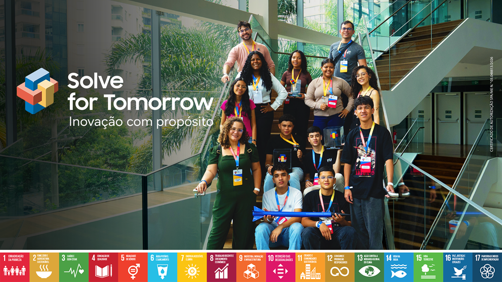 Equipes participantes do Solve for Tomorrow Brasil 2025 posam juntos durante evento de premiação em São Paulo