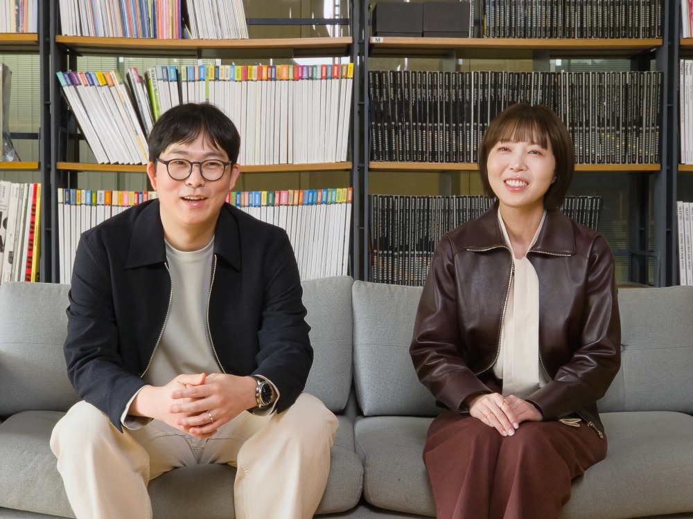 Chang-Kun Lee e Eun Vit Chung sentados em um sofá