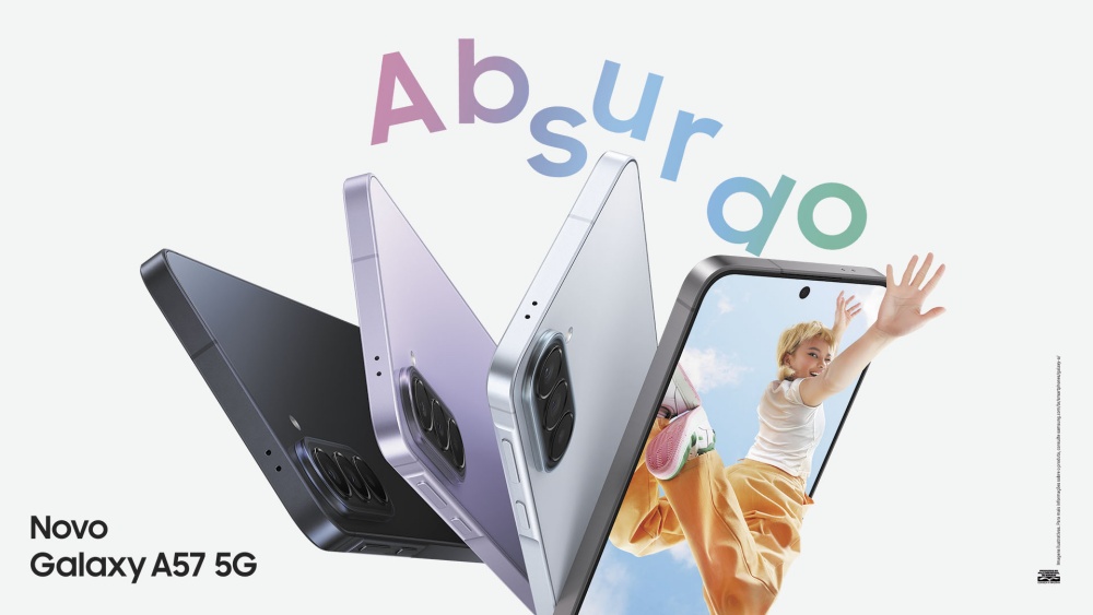 A imagem com um fundo branco, mostra quatro celulares. Três deles estão virados para trás, e o último, mais à direita, mostra a foto de uma menina pulando "para fora" do dispositivo. Acima deles, a frase "Absurdo", e bem ao canto inferior esquerdo a frase "Novo Galaxy A57 5G".