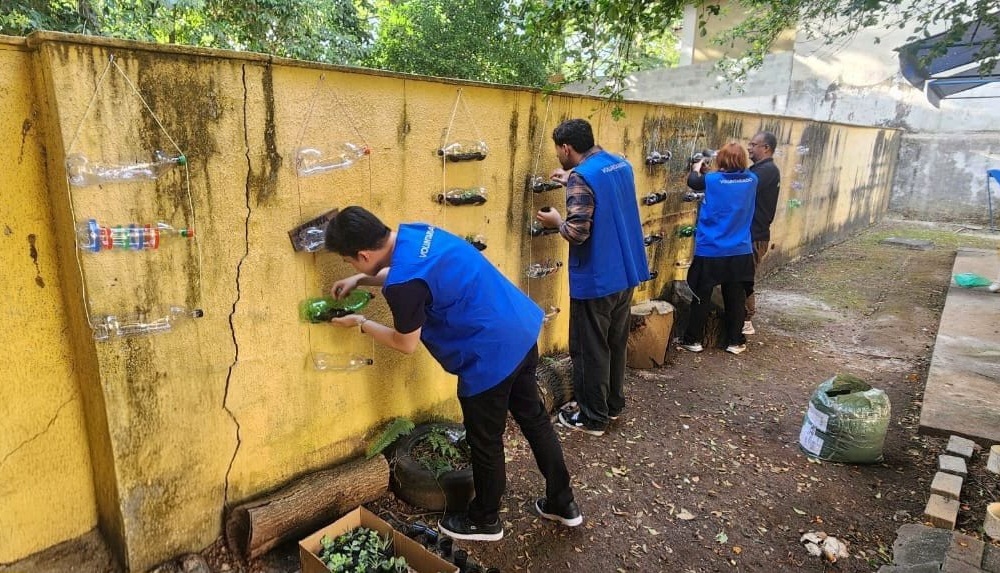 Grupo de voluntários da Samsung durante ação para pintar e restaurar espaços da Instituição Colmeia.