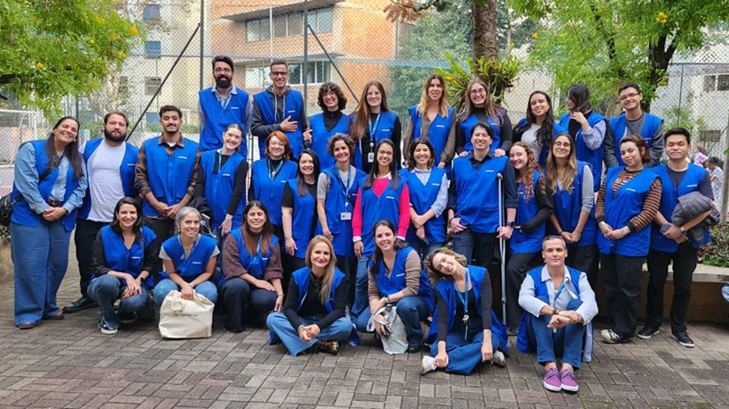 Grupo de voluntários da Samsung posam juntos em ação de voluntariado com a Instituição Colmeia.