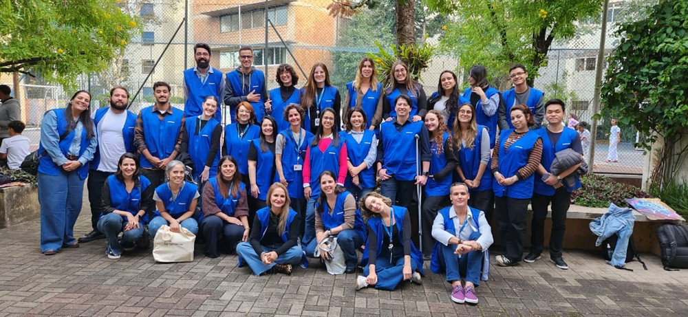 Grupo de voluntários da Samsung posam juntos em ação de voluntariado com a Instituição Colmeia.
