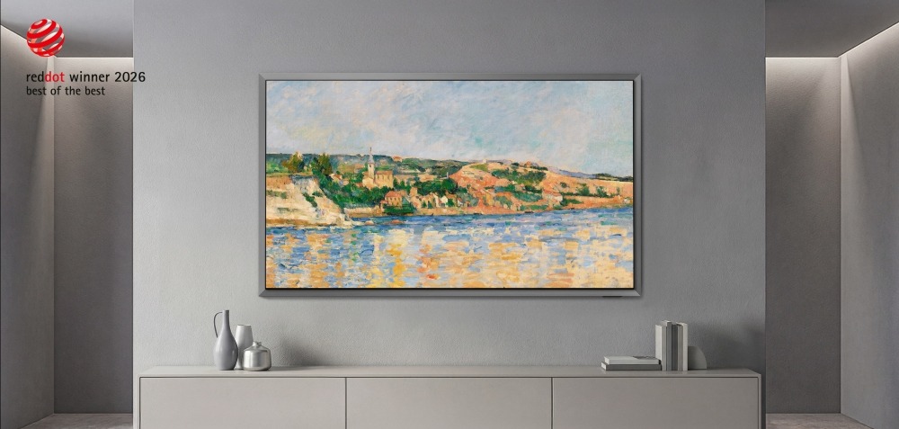 A imagem mostra uma TV S95H OLED da Samsung em uma sala de estar