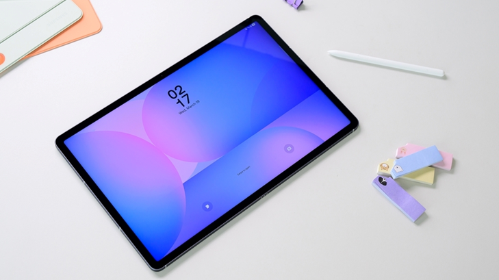 Foto do Galaxy Tab S10 FE+ visto de frente em uma mesa clara, ao lado da S Pen que o acompanha na caixa