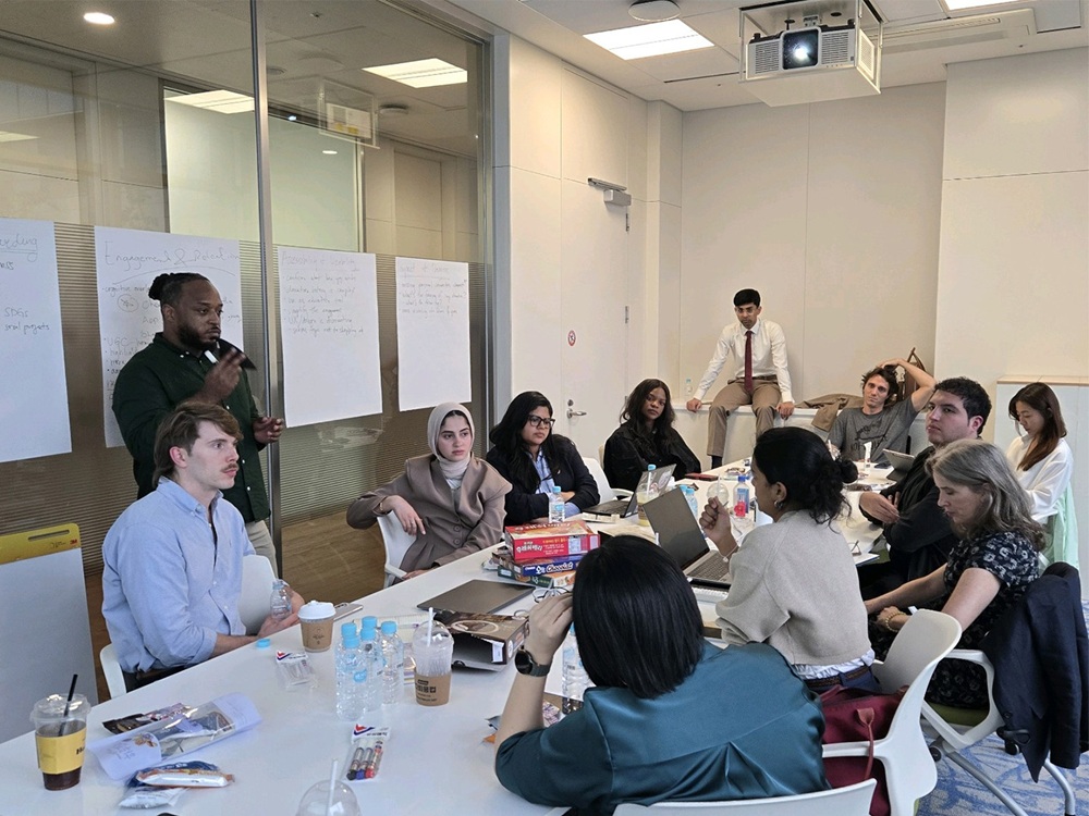 Membros da Generation17 juntos em workshop sobre o aplicativo Samsung Global Goals na Coreia.
