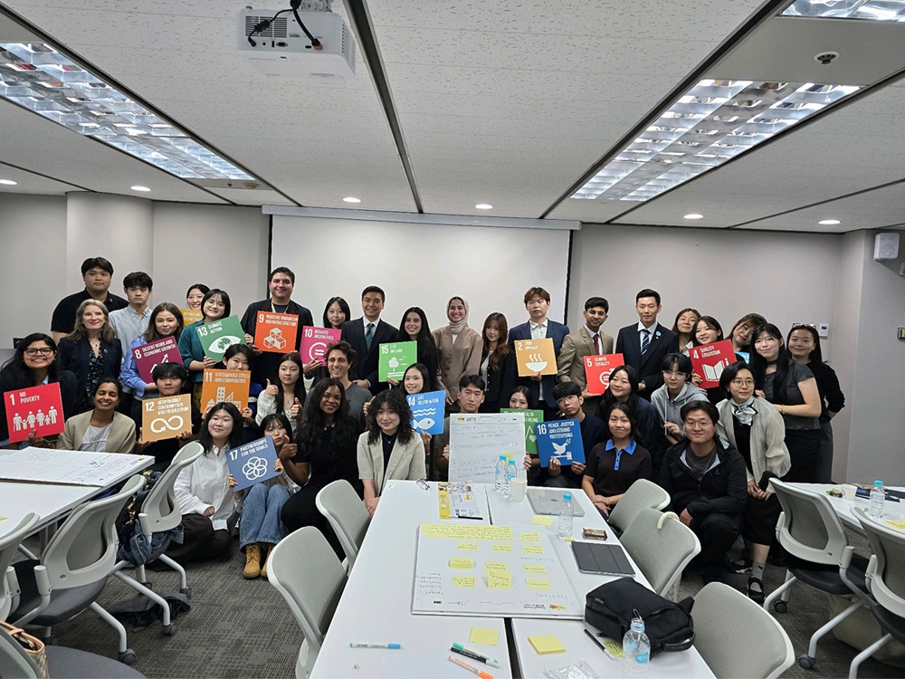 Membros da Generation17 posam juntos em oficina de inovação na Coreia.