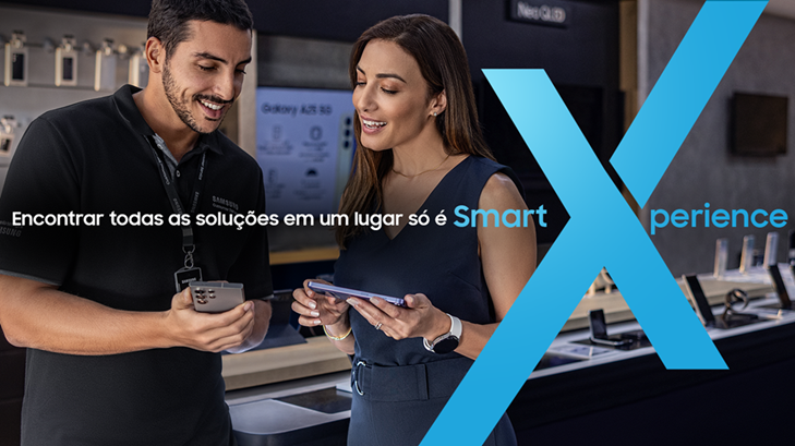Especialista Samsung apresenta smartphone da marca para consumidora em um Smart Center Samsung