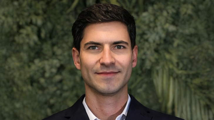 Foto de Tulio Cesar Toledo, Gerente Sênior da Divisão de Customer Service da Samsung Brasil, em fundo desfocado.