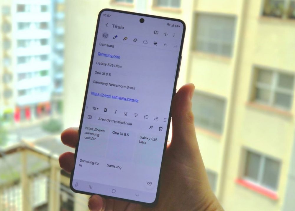 A imagem mostra uma mão segurando um celular exibindo a opção de copiar e colar na área de transferência.