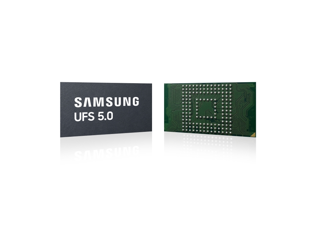 Chip Samsung UFS 5.0 apoiado em ângulo sobre a parte traseira do módulo de memória, evidenciando o design compacto da solução de armazenamento móvel.