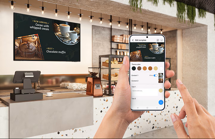 Com as soluções de conectividade da Samsung, é possível gerenciar conteúdos exibidos em TVs instaladas em estabelecimentos comerciais diretamente pelo smartphone, tornando a atualização de promoções, campanhas e informações mais prática, rápida e eficiente.