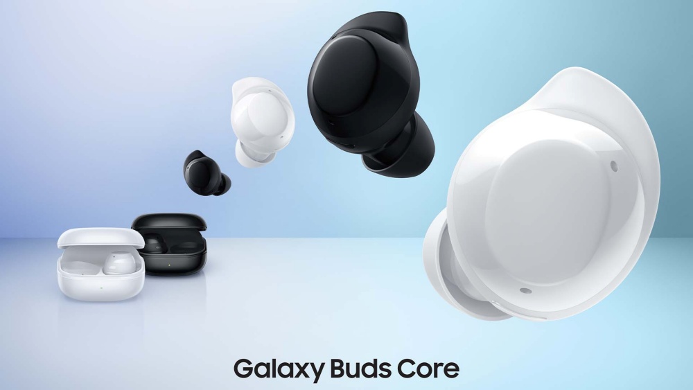 Fones de ouvido Galaxy Buds Core, da Samsung, nas cores preto e branco em fundo azul.