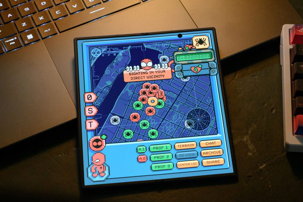 Samsung Galaxy Z Fold7 aberto exibindo o Spidey Tracker, ferramenta interativa de localização do Homem-Aranha com mapa e elementos em pixel art. 