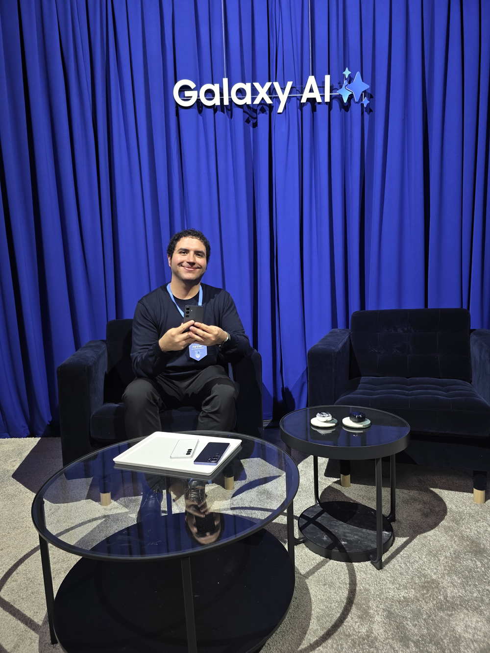 José Francisco Ochoa, membro do Generation17, posa com um smartphone da linha Galaxy em fundo azul com logotipo do Galaxy AI