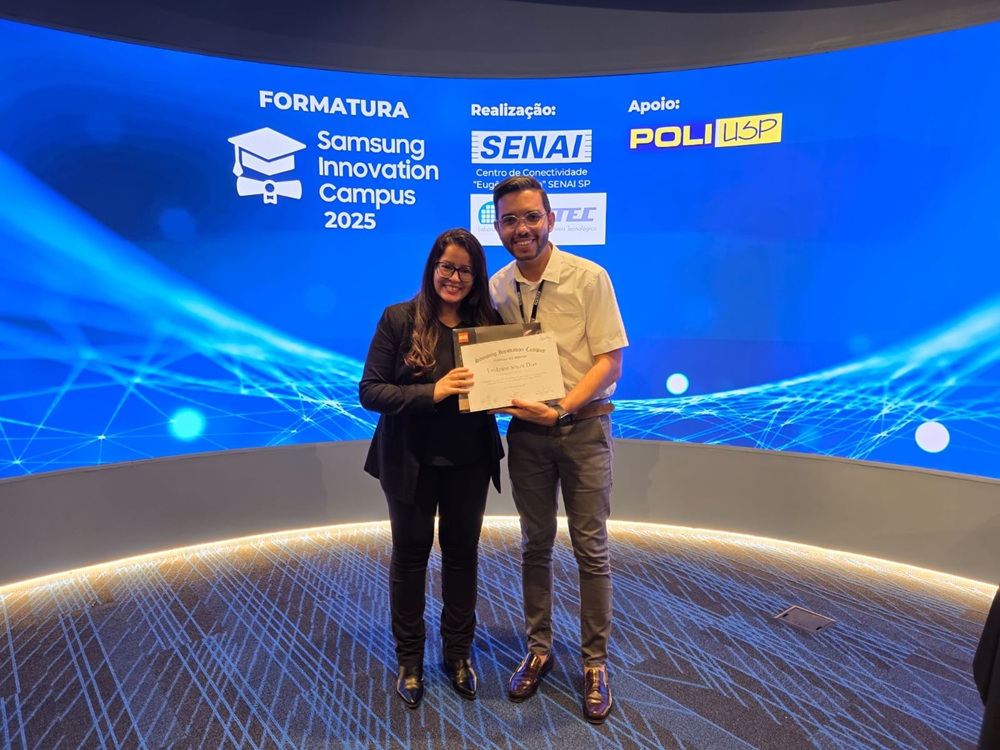 Leide Dias, aluna do Samsung Innovation Campus, posa com certificado durante formatura do programa junto ao SENAI-SP
