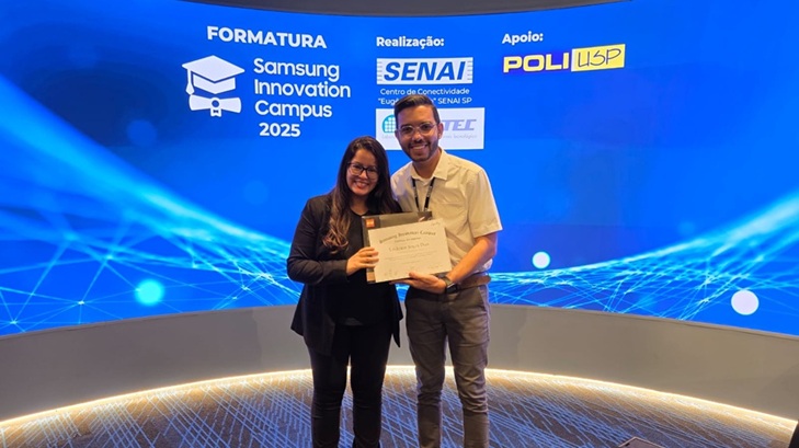 Leide Dias, aluna do Samsung Innovation Campus, posa com certificado durante formatura do programa junto ao SENAI-SP