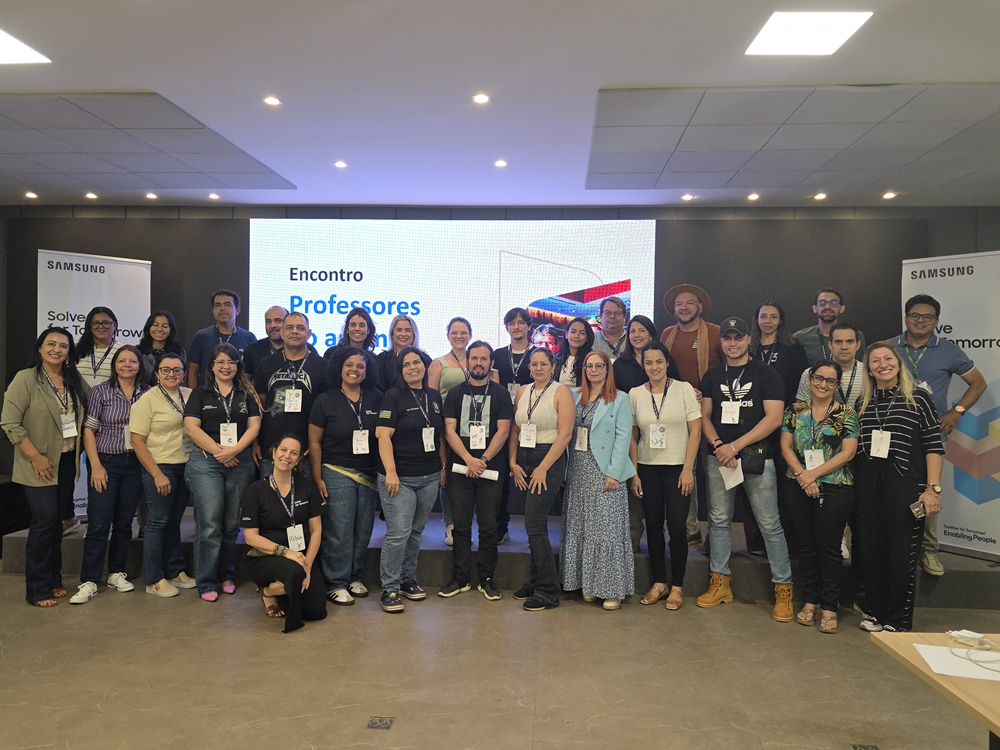 Professores posam juntos em oficinas gratuitas de capacitação do Solve for Tomrorow Brasil 2026