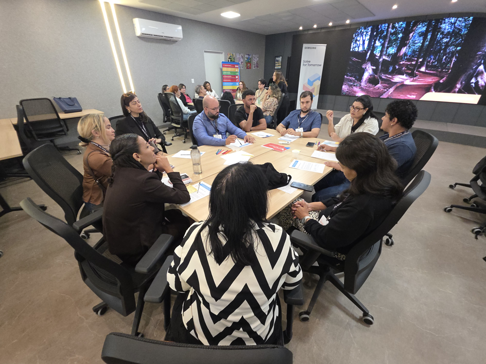 Professores em oficinas gratuitas de capacitação do Solve for Tomrorow Brasil 2026