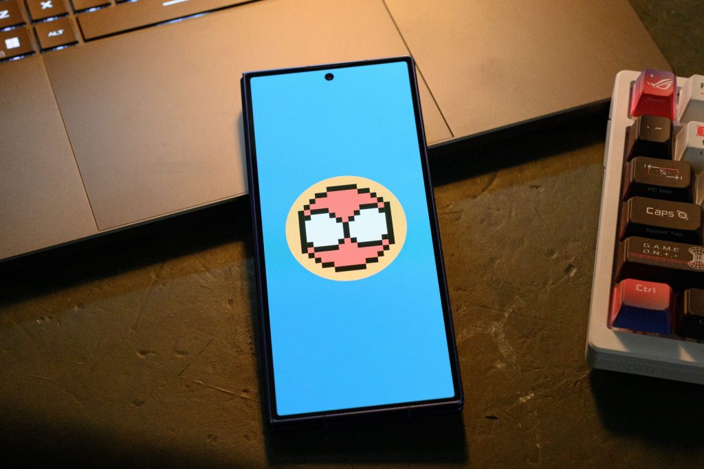 Samsung Galaxy Z Fold7 fechado exibindo na tela o ícone do Spidey Tracker em estilo pixel art, inspirado em Homem-Aranha: Um Novo Dia, como parte da experiência interativa desenvolvida pela Samsung.