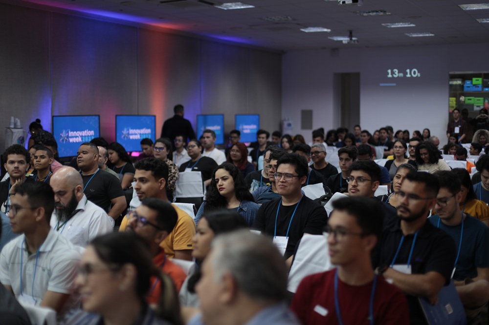 Imagem mostra o público participante da Innovation Week 2025, realizada pelo Samsung Ocean Manaus.