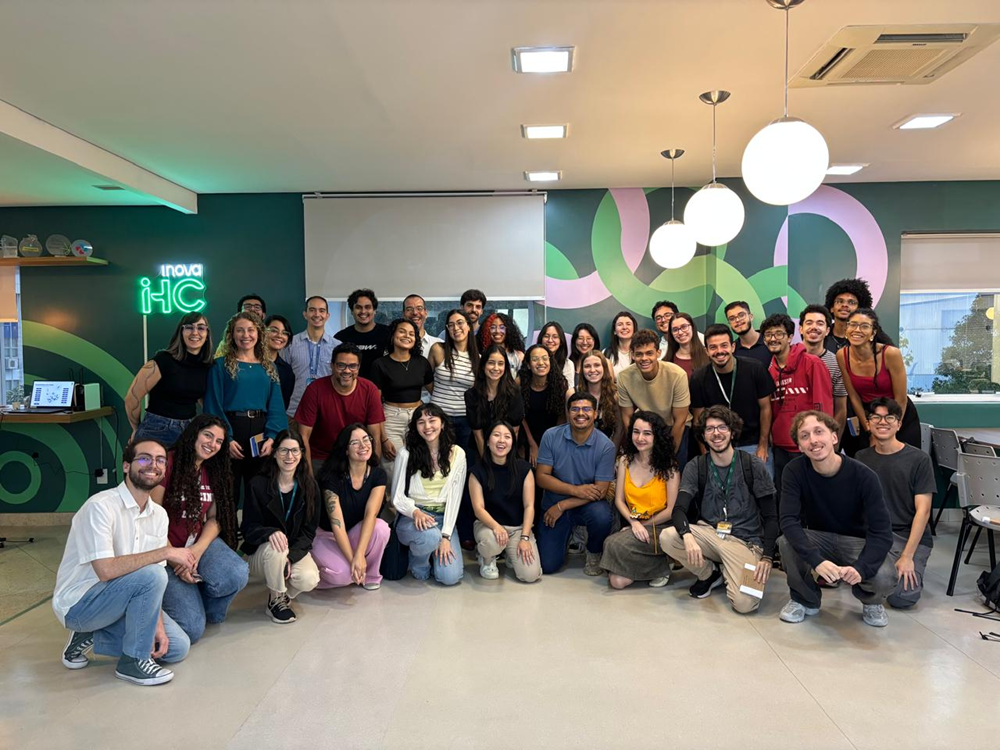 Membros do Samsung Ocean posam juntos durante atividade presencial em São Paulo