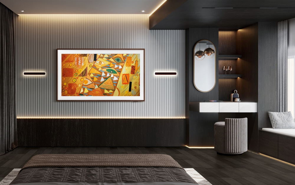Imagem mostra uma TV The Frame exibindo uma obra de arte em uma parede de hotel