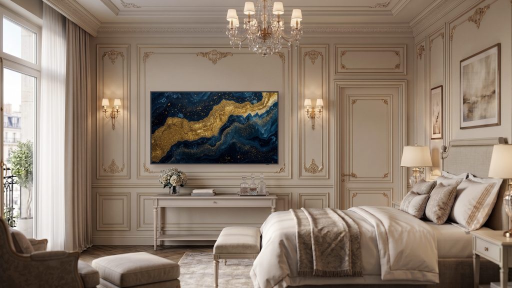 A Samsung The Frame para hotéis está instalada na parede de uma suíte de hotel de alto padrão, integrada à decoração elegante do ambiente. Na tela, uma obra de arte abstrata em tons de azul-marinho e dourado reforça o conceito de Art TV, transformando a televisão em um elemento decorativo quando não está em uso. O quarto apresenta acabamentos clássicos, iluminação suave e mobiliário sofisticado.