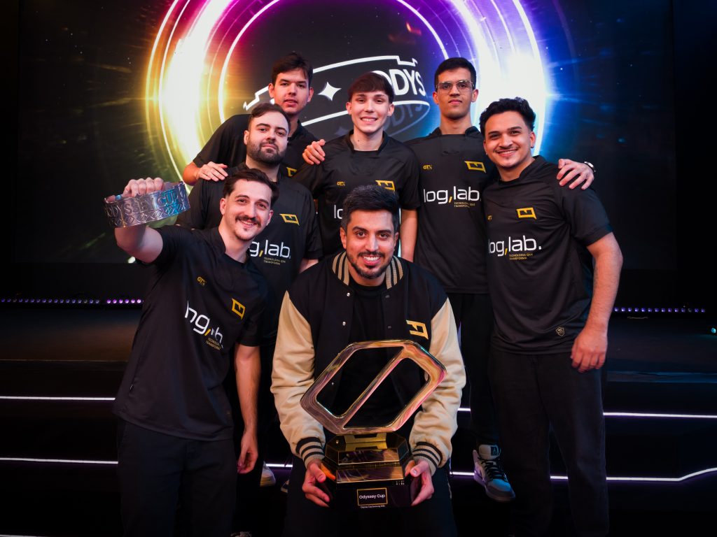 Jogadores da Yawara celebram a conquista da Odyssey Cup 2026 após a grande final do campeonato de Counter-Strike 2 promovido pela Samsung. A equipe garantiu o título e o lugar mais alto do pódio em uma das principais competições gamer da marca no Brasil.
