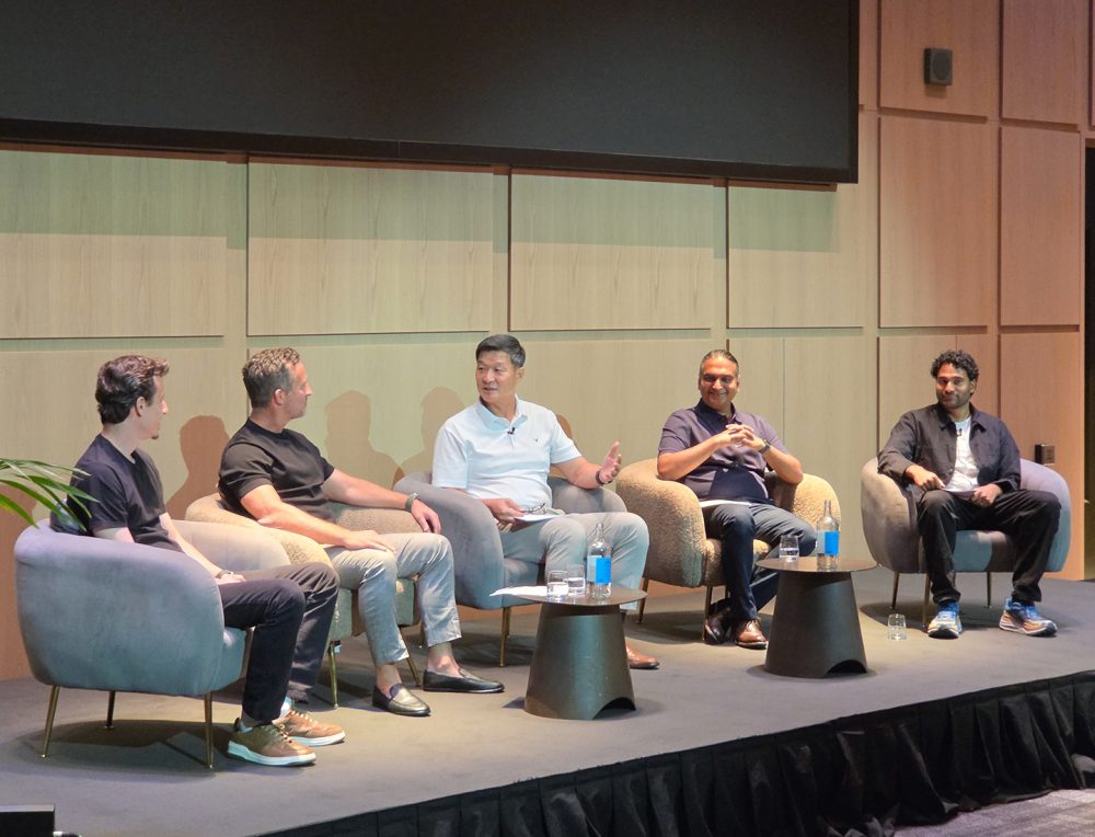 Cinco participantes sentados em poltronas durante o painel "Reescrevendo as Regras da Saúde Preventiva", realizado no Galaxy Unpacked 2026, em Londres. Da esquerda para a direita: Otávio Penatti, Kevin Duffy, Dr. Hon Pak, Rohit Ail e Kartik Poria.