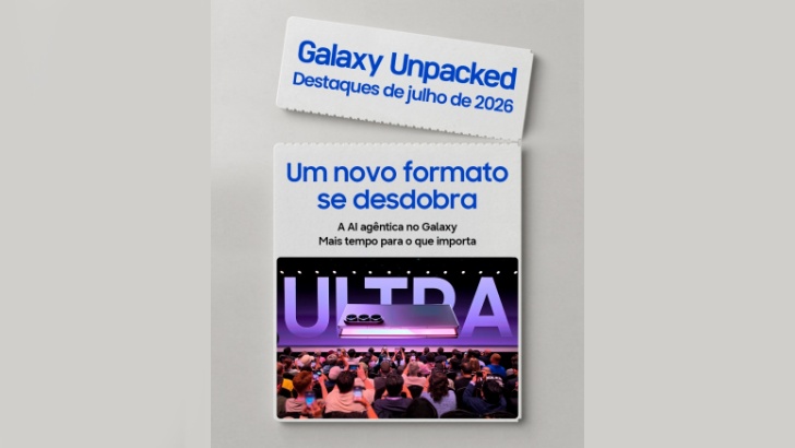 A imagem mostra um ticket destacado, como se fosse um passaporte de embarque. Na parte superior, a frase "Galaxy Unpacked. Destaques de julho de 2026. Na parte inferior, a frase "Uma nova forma se desdobra. A AI agêntica no Galaxy. Mais tempo para o que importa". Também há uma foto da plateia assistindo ao evento Samsung Galaxy Unpacked e, no telão, a imagem de um Galaxy Z Fold8 Ultra com a palavra "ULTRA" grande ao fundo.