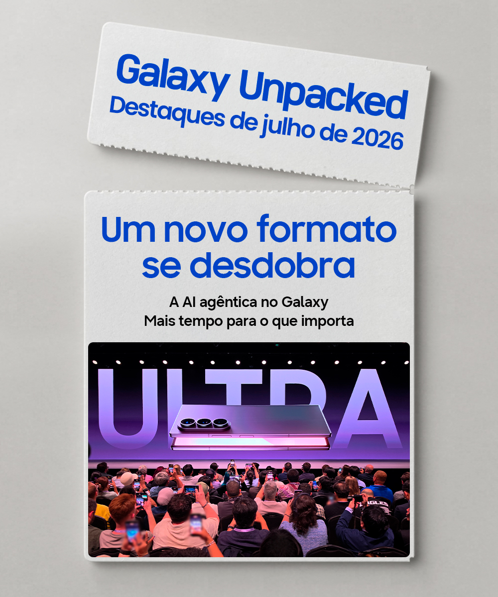 A imagem mostra um ticket destacado, como se fosse um passaporte de embarque. Na parte superior, a frase "Galaxy Unpacked. Destaques de julho de 2026. Na parte inferior, a frase "Uma nova forma se desdobra. A AI agêntica no Galaxy. Mais tempo para o que importa". Também há uma foto da plateia assistindo ao evento Samsung Galaxy Unpacked e, no telão, a imagem de um Galaxy Z Fold8 Ultra com a palavra "ULTRA" grande ao fundo.
