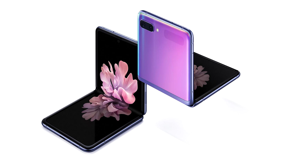 Imagem do Galaxy Z Flip (2019). O celular aparece dobrado ao meio, exibindo a tela frontal e a parte traseira na cor lilás.