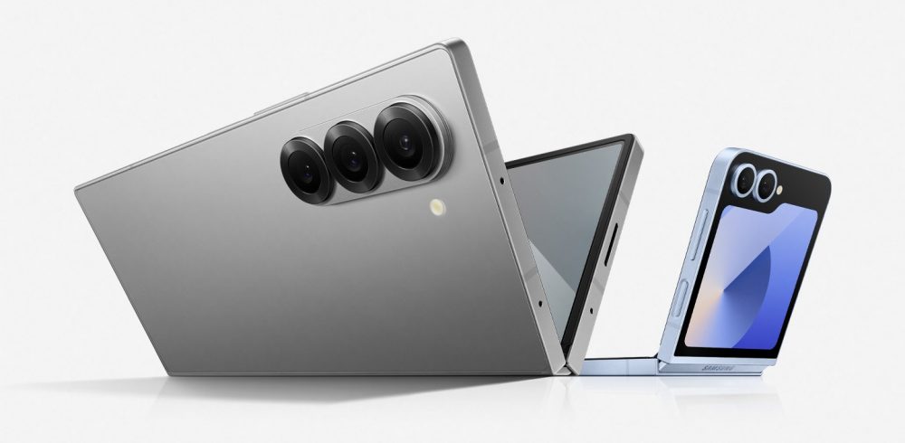 Imagem do Galaxy Z Fold6 e Galaxy Z Flip6. Os aparelhos aparecem dobrados para cima, na cor cinza.