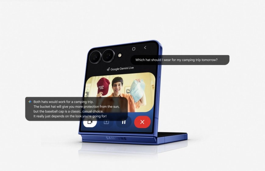 Imagem de um Samsung Galaxy Z Flip7, semi-aberto, com a tela para fora. Na tela, é possível ver um rapaz segurando dois bonés pedindo a opinião da inteligência artificial do celular sobre qual modelo escolher.