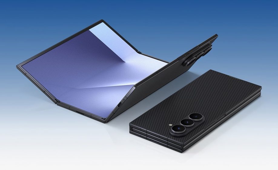 Imagem do Samsung Galaxy Z TriFold. O aparelho aparece aberto, indicando que pode ser dobrado em três partes, e fechado, ambos na cor cinza escuro. O fundo da imagem é um azul.