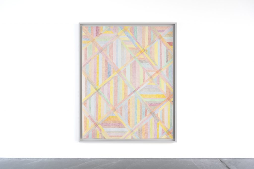 A imagem mostra a obra abstrata Brea (2025), de Karim Noureldin. A composição reúne formas geométricas, linhas e blocos de cores em tons de verde, azul, rosa, amarelo, branco e preto.