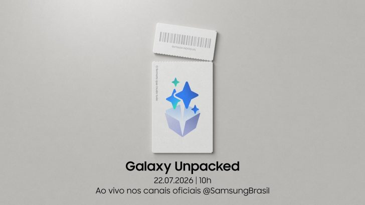 Arte promocional do Galaxy Unpacked sobre fundo cinza claro. No centro, um convite branco parcialmente aberto exibe uma ilustração de uma caixa aberta com formas em azul e verde emergindo de seu interior e a frase "O formato que muda tudo". Na parte superior do convite, há um destacável com código de barras e a inscrição "Entrada Individual". Abaixo, o texto informa: "Galaxy Unpacked", "22.07.2026 | 10h" e "Ao vivo nos canais oficiais @SamsungBrasil".